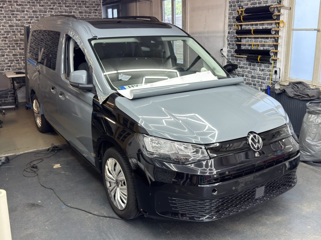 VW Caddy 2022 Vollfolierung von Dunkelblau auf Oracal Steel 795 Proslide