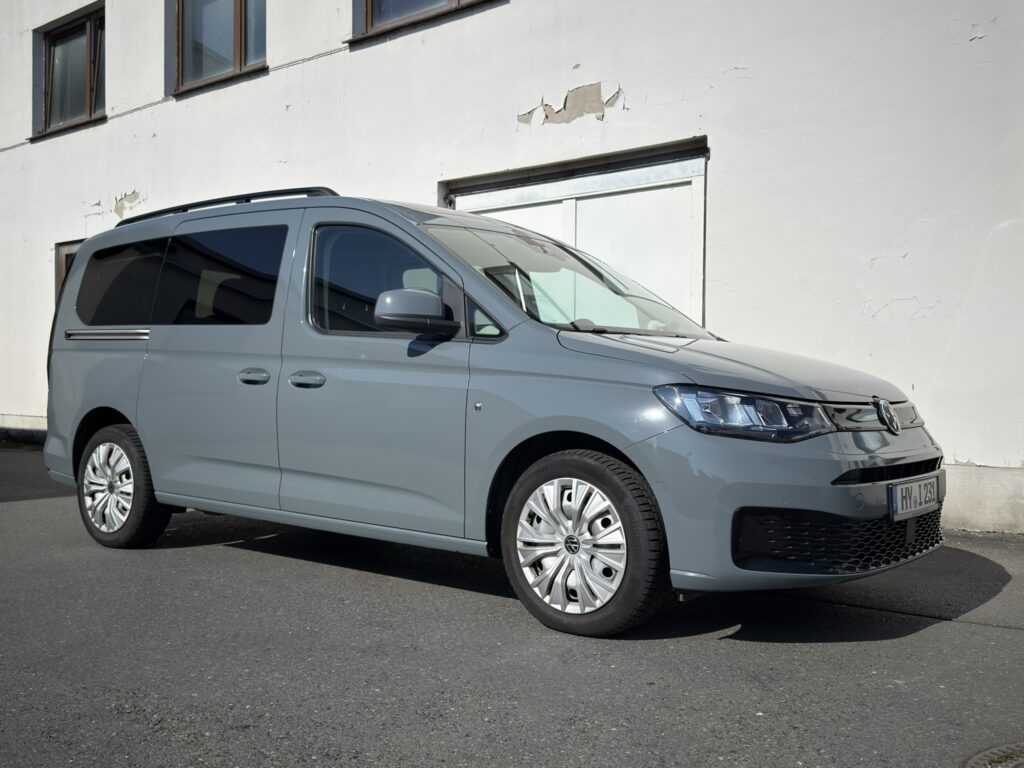 VW Caddy 2022 Vollfolierung von Dunkelblau auf Oracal Steel 795 Proslide