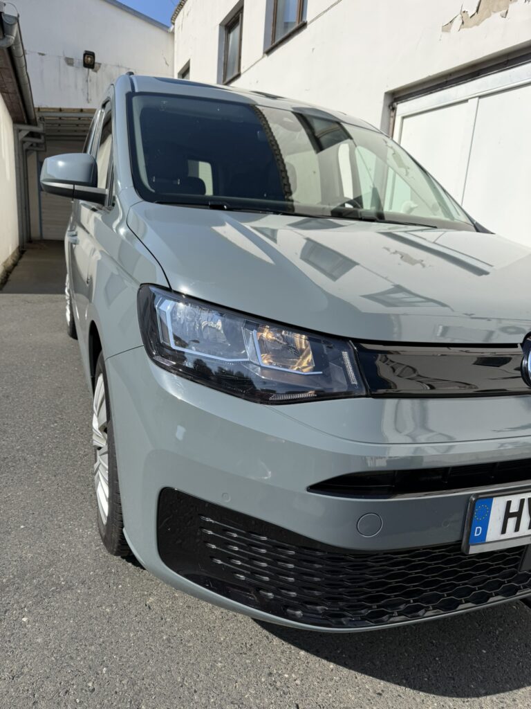 VW Caddy 2022 Vollfolierung von Dunkelblau auf Oracal Steel 795 Proslide